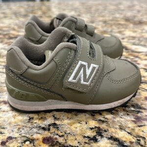 🐙- 5/$25 or $8
Super cute green New Balance shoes